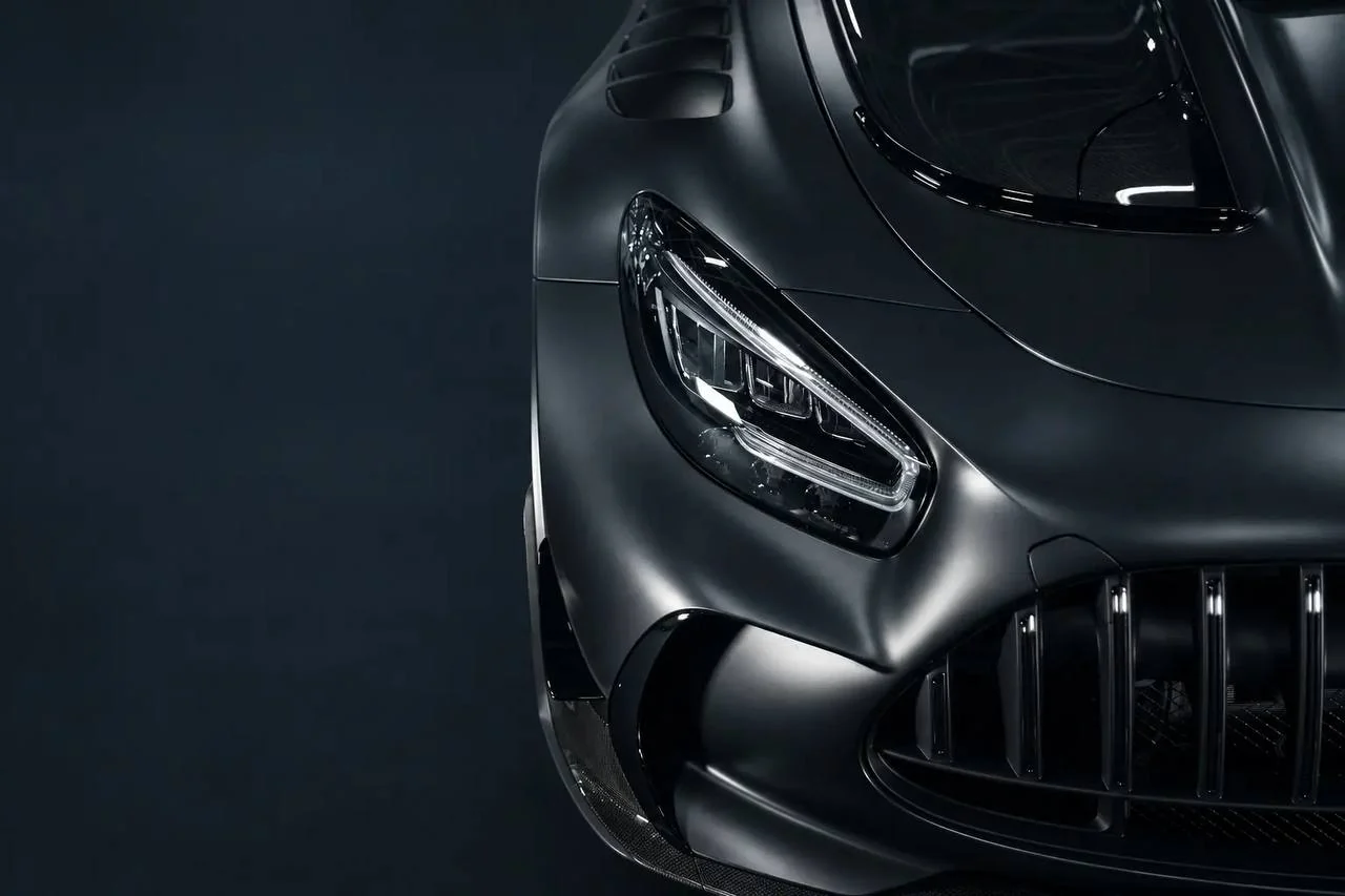 Фар и предна решетка на черен Mercedes-AMG в студио