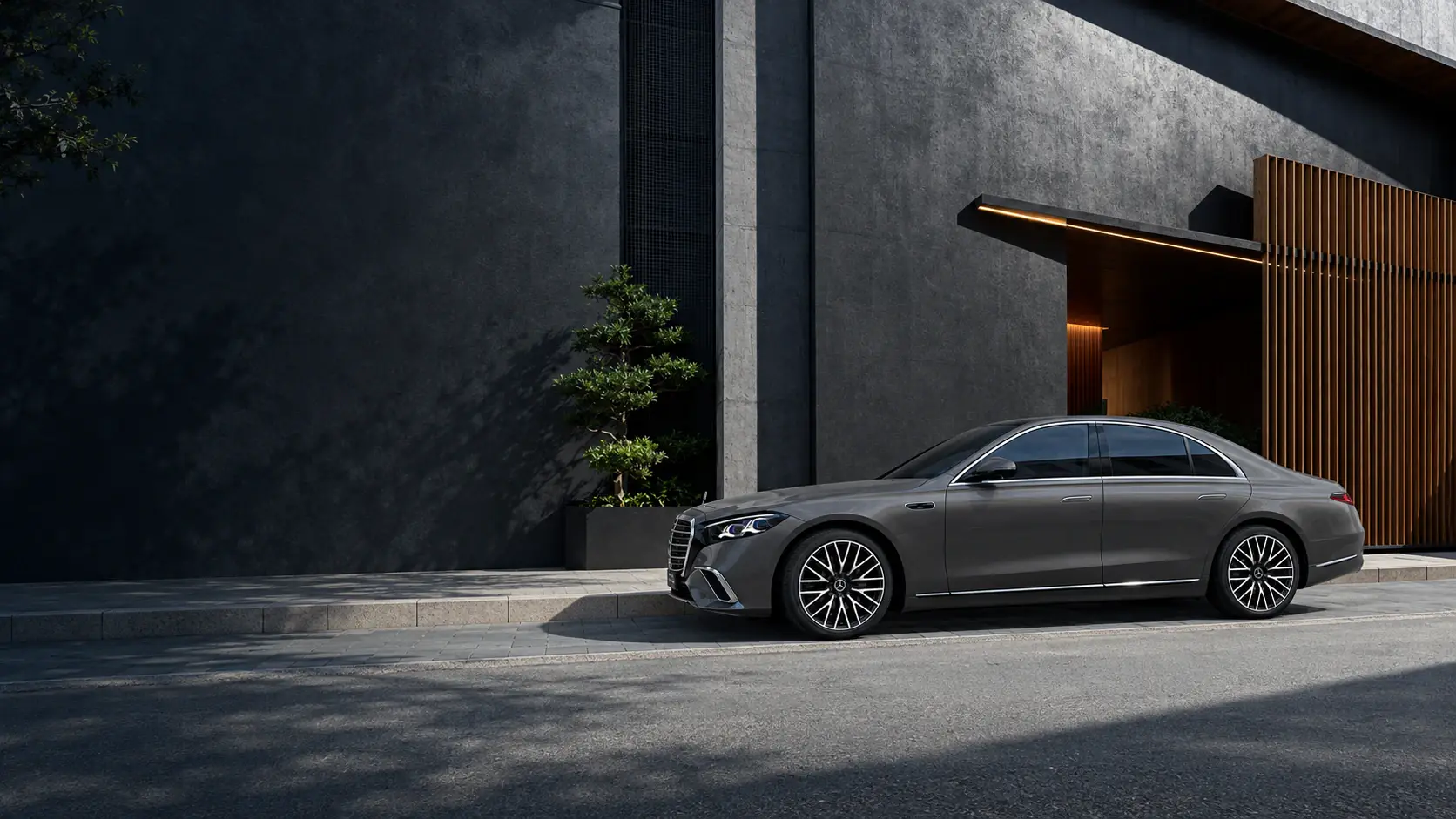 Mercedes-Benz S-Class пред модерна сграда