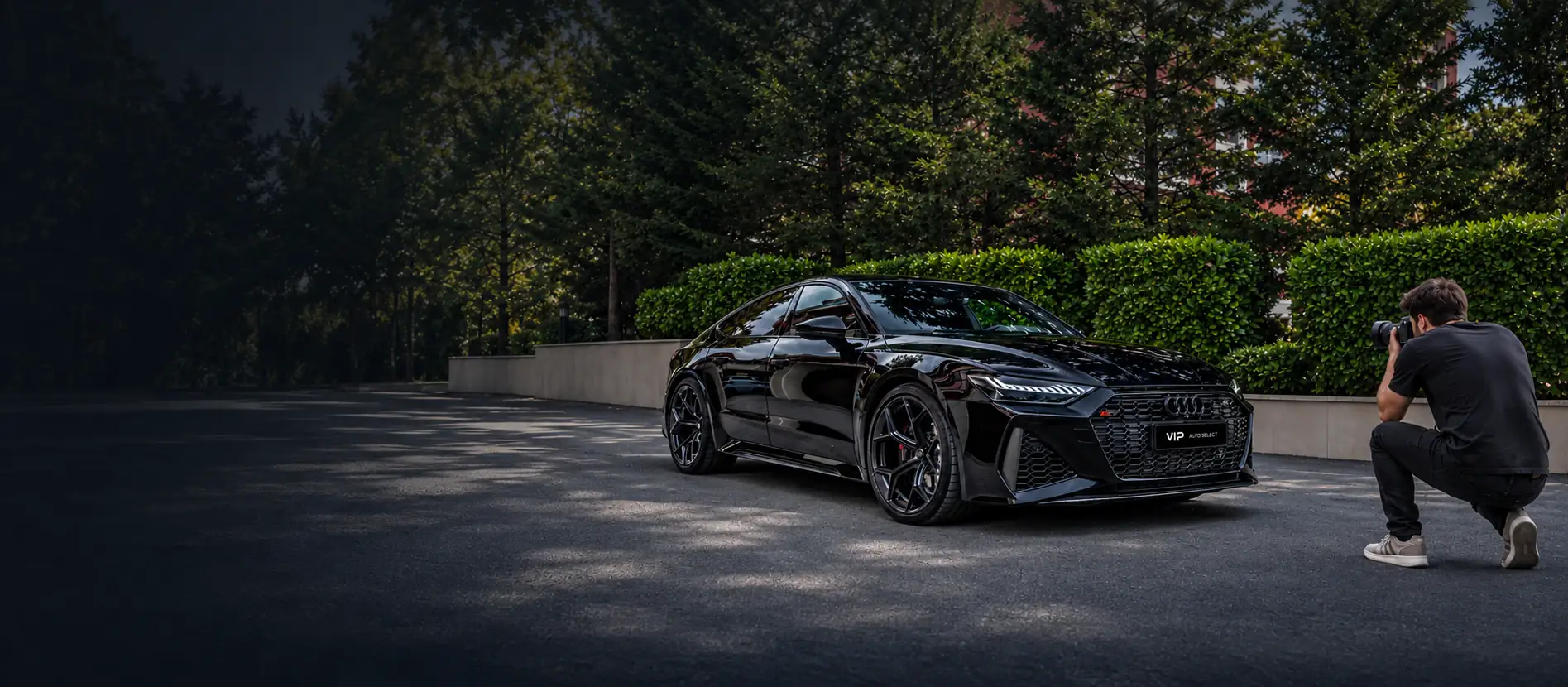 Фотограф снима черно Audi RS 7 с табела VIP Auto Select