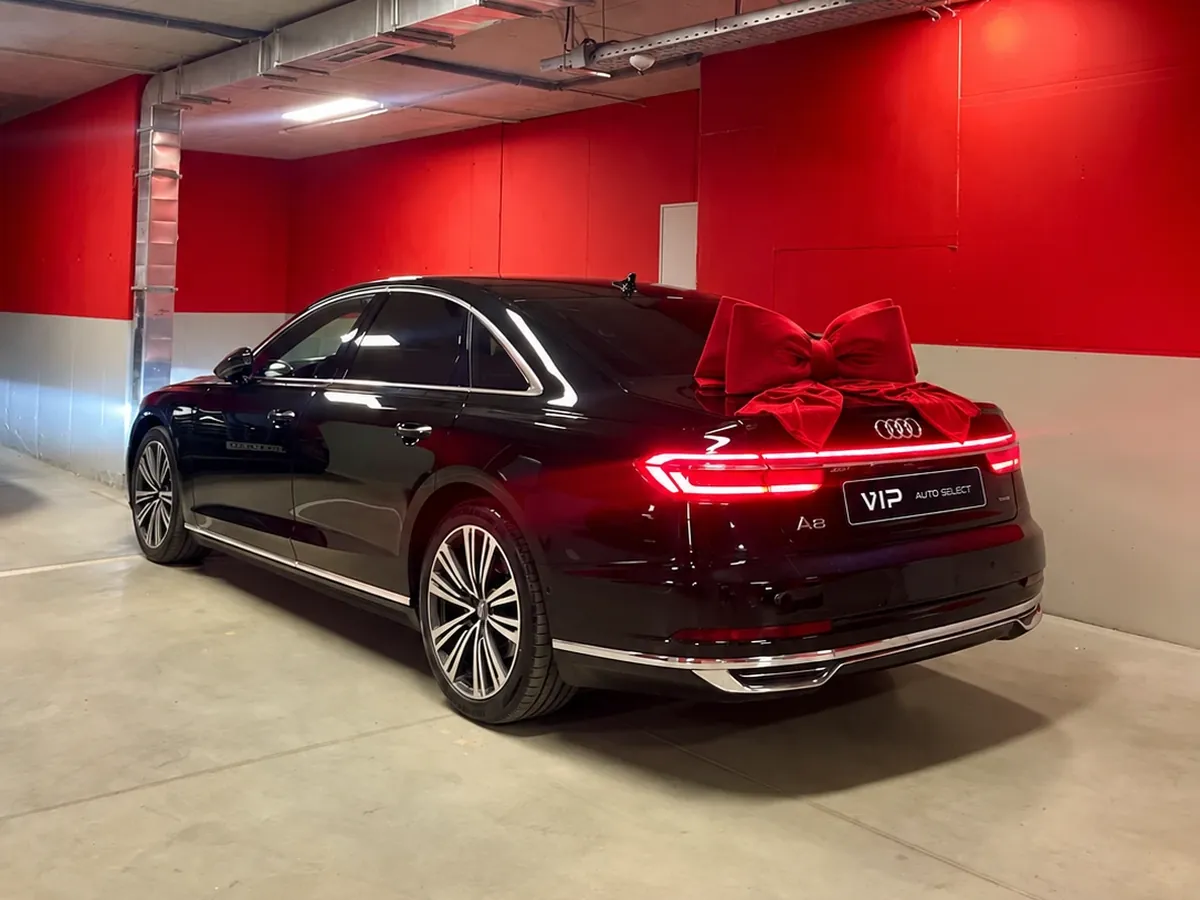 Audi A8 50 TDI с червена панделка при предаването