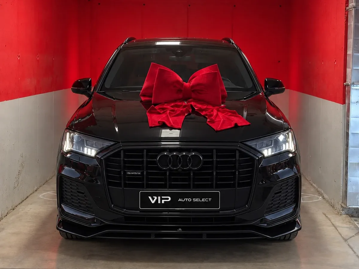 Audi Q7 с червена панделка при предаването