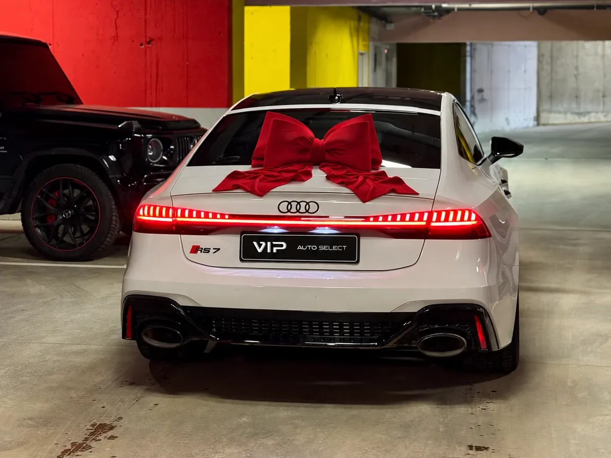 Audi RS7 с червена панделка при предаването