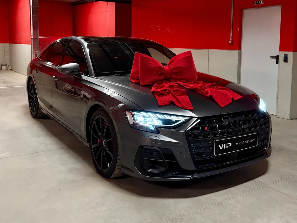 Audi S8 и Toyota Land Cruiser с червена панделка при предаването