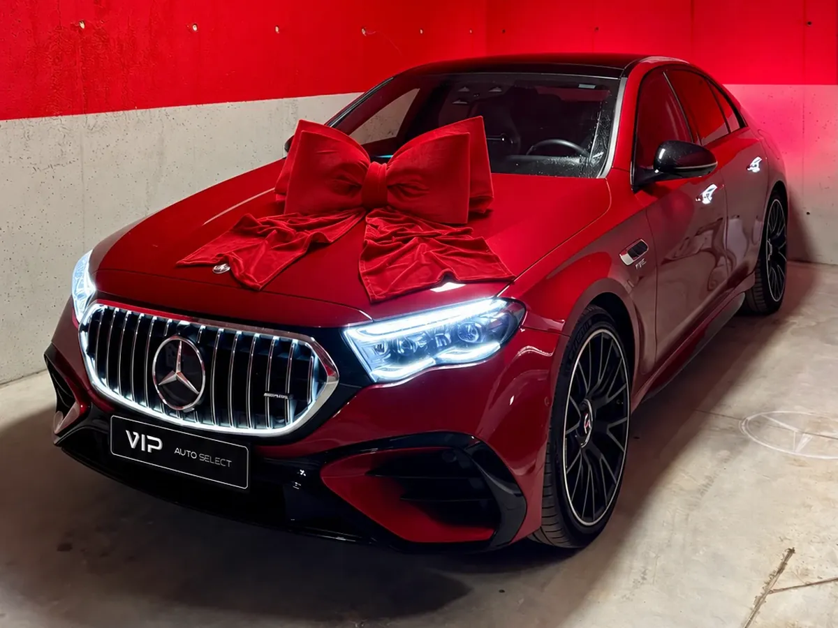 Mercedes-AMG E 53, 2025 г. с червена панделка при предаването