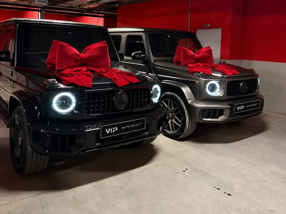 Mercedes-AMG G 63, 2025 г. с червена панделка при предаването