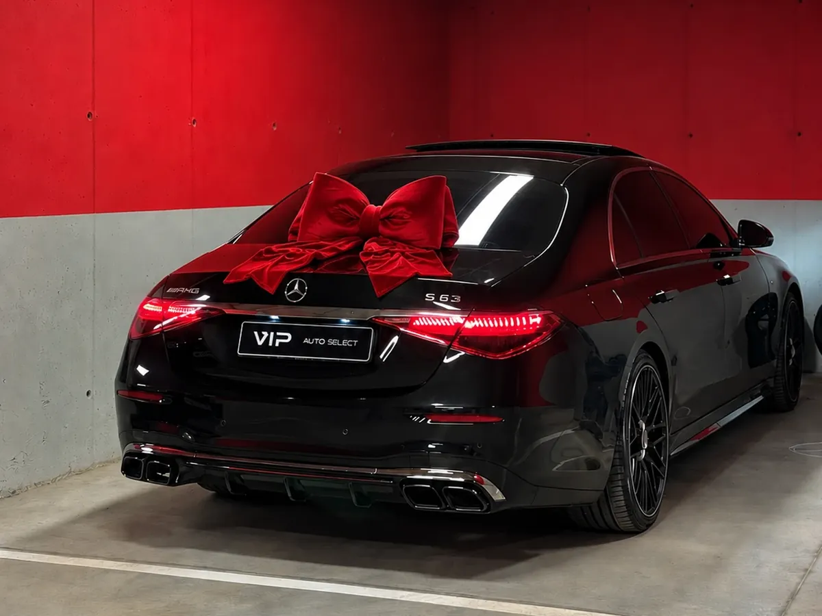 Mercedes-AMG S 63 E PERFORMANCE с червена панделка при предаването