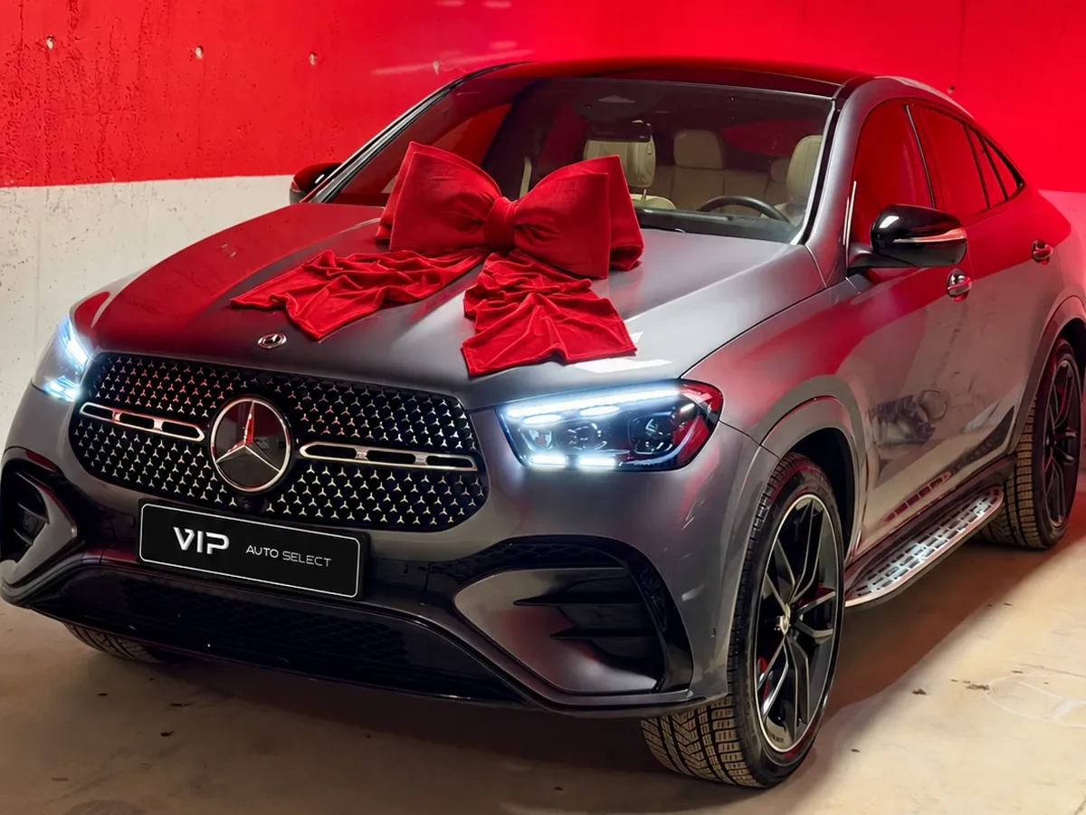 Mercedes-Benz GLE 300 d Coupé, 2025 г. с червена панделка при предаването