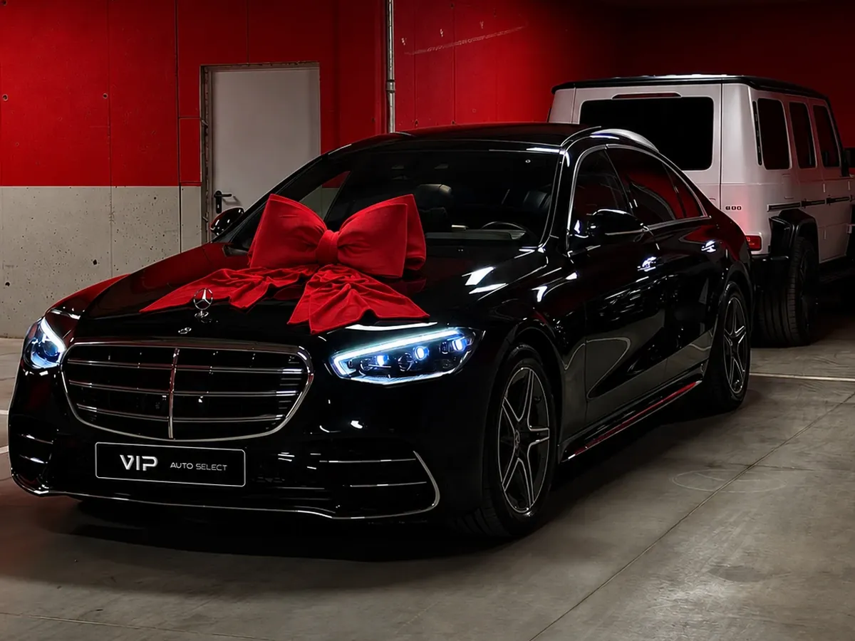 Mercedes-Benz S 350, 2025 г. с червена панделка при предаването