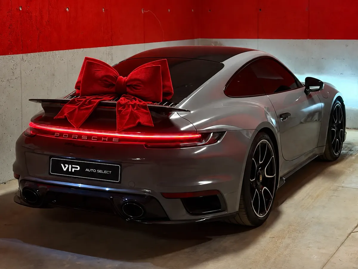 Porsche 911 Turbo S (992) с червена панделка при предаването